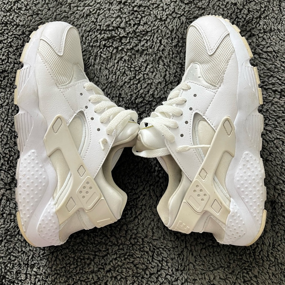 WHITE- NIKE HUARACHES